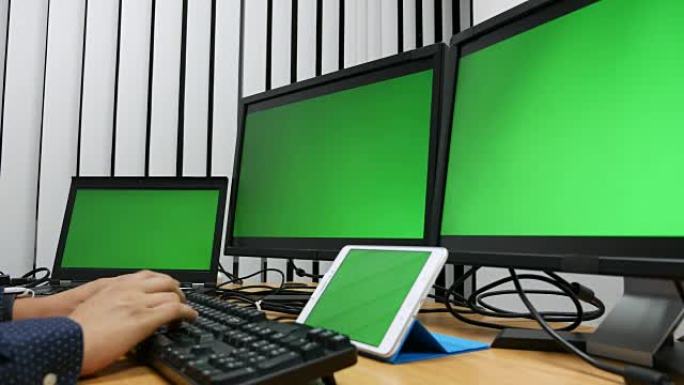 Dolly shot: 在带有绿色屏幕的笔记本电脑和显示器上使用