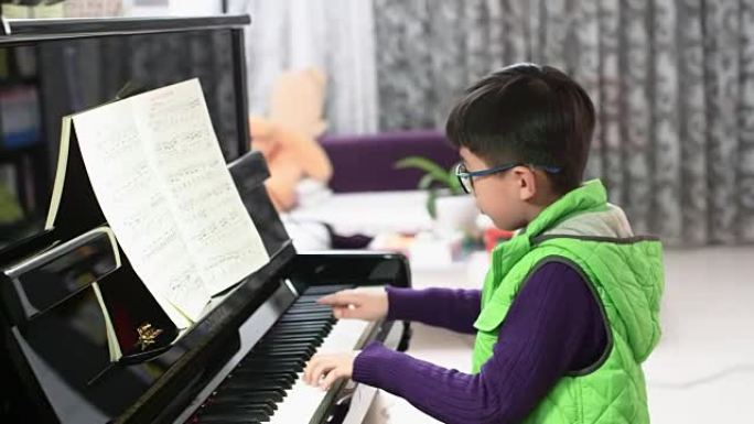 男孩弹钢琴男孩弹钢琴