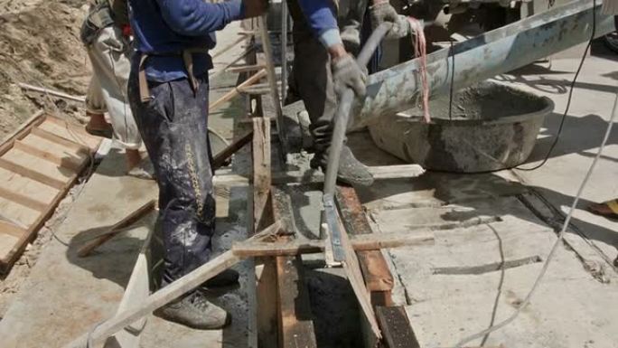 工人在建筑工地浇注水泥