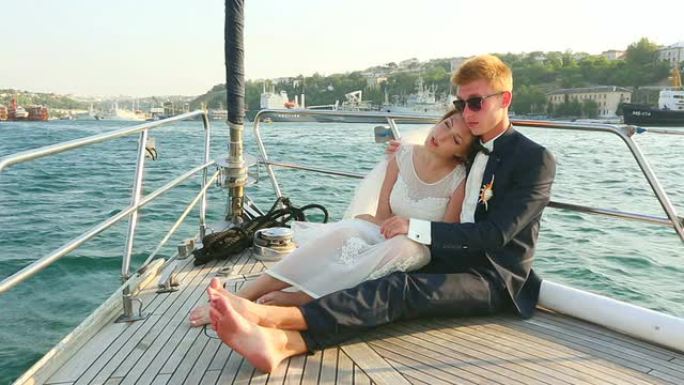 婚礼旅行帆船外国人情侣视频素材