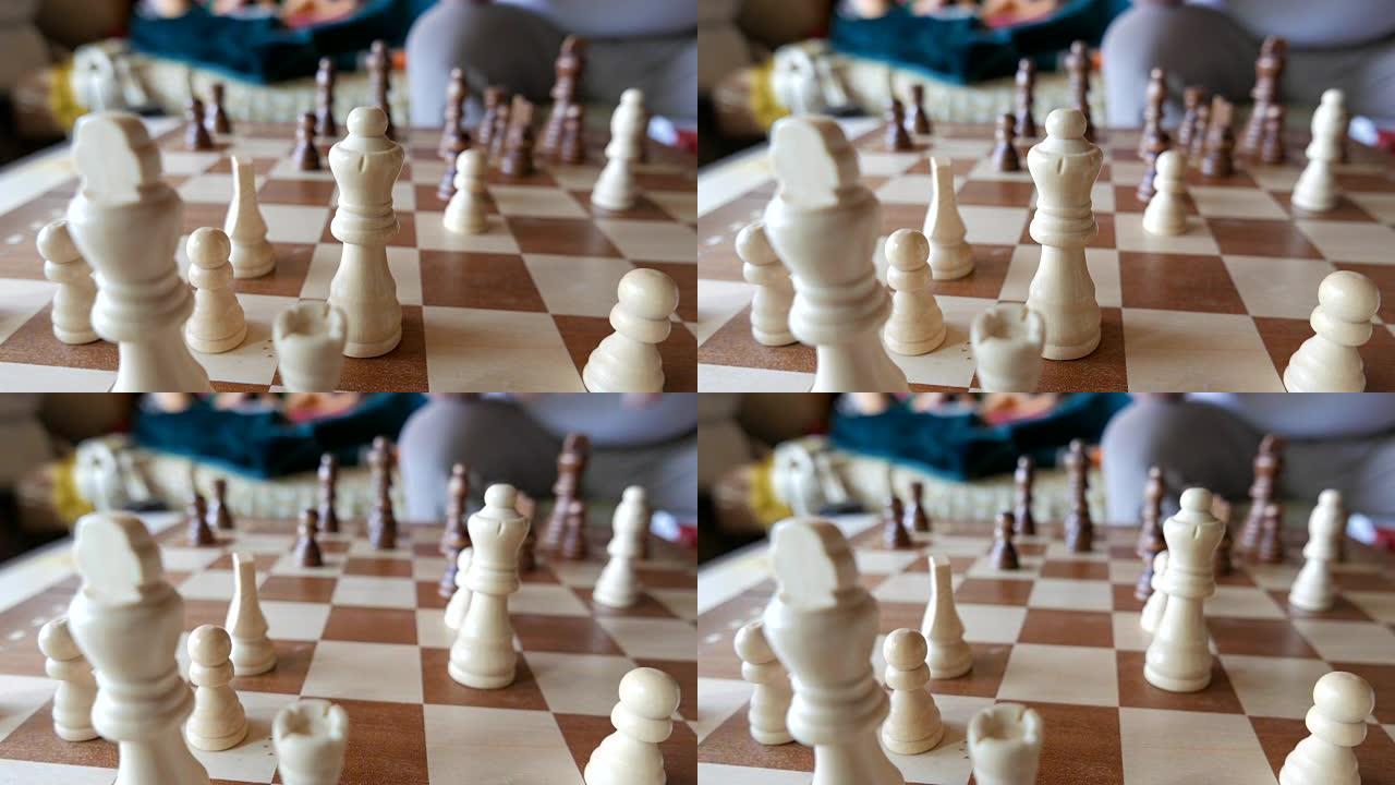 一个人的手下棋的宏观镜头