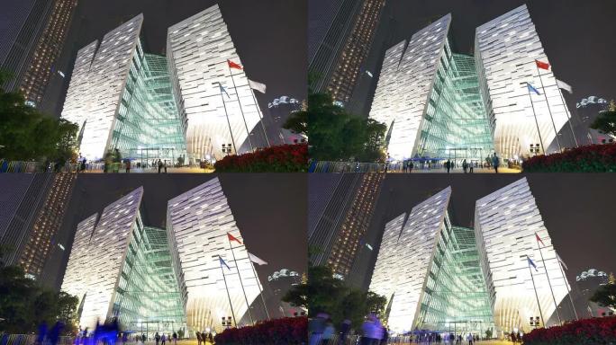 亚洲行人走在现代商业街上，时间流逝。