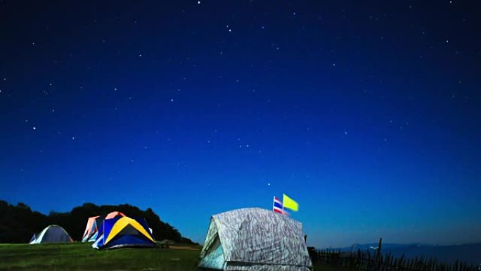 泰国清迈的银河时光倒流，旅行者的帐篷在前面。临近黎明和早晨。