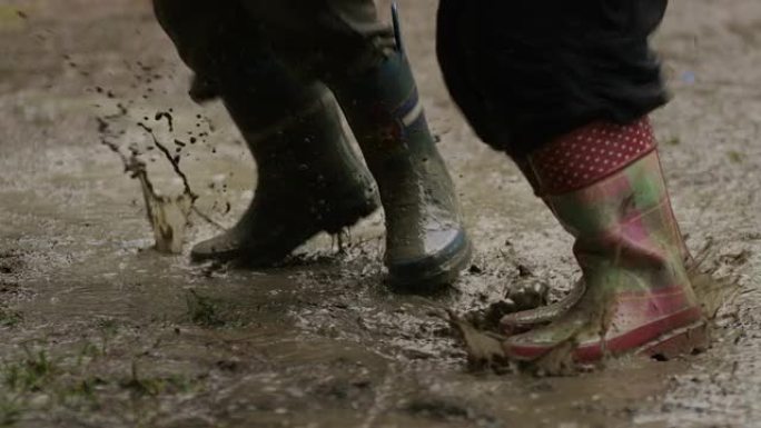 穿着雨靴跳进泥坑