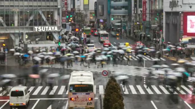 高清延时：行人在涩谷十字路口与降雨