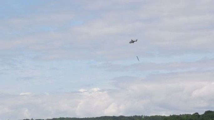 瑞士直升机吊死士兵