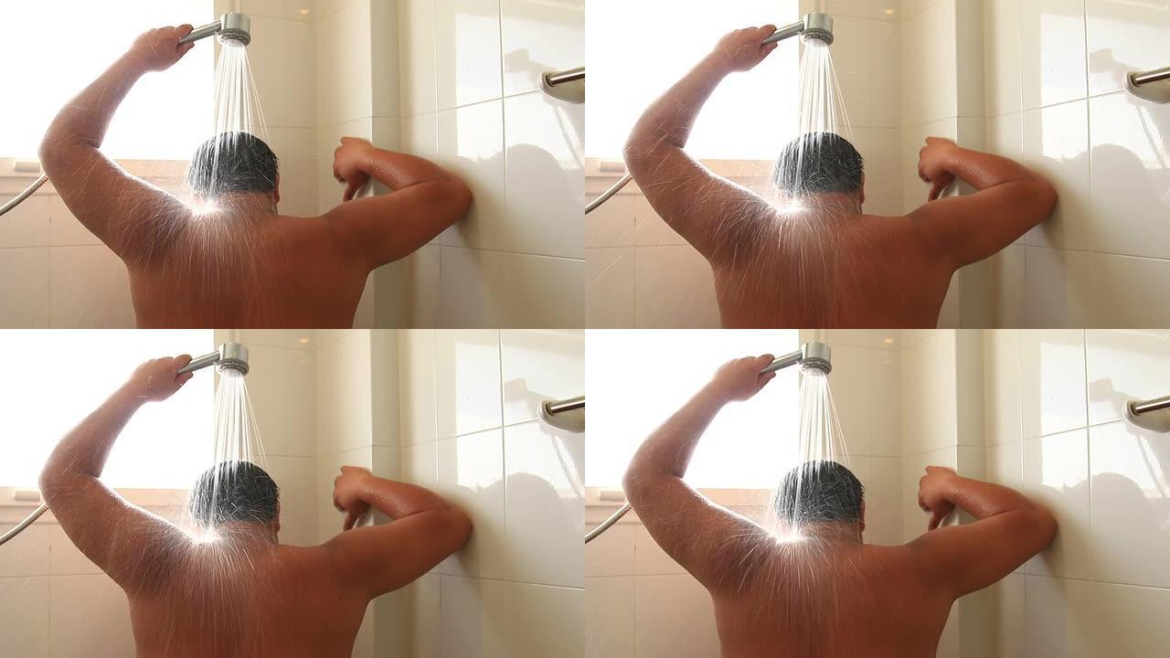 年轻放松的男人在洗澡