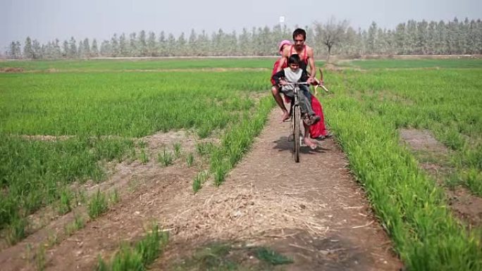 农民的全家福与自行车