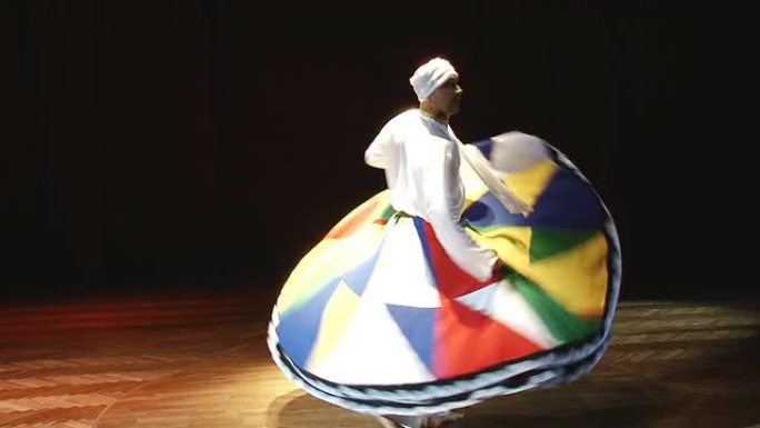 男子跳阿拉伯舞男子跳阿拉伯舞