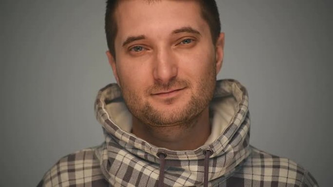 严肃的男人看着镜头