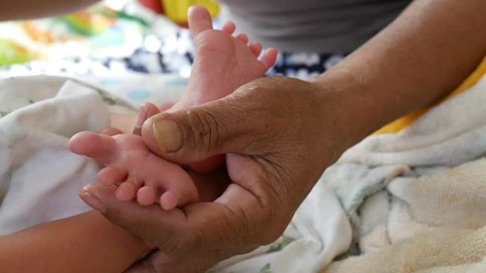 婴儿的脚在母亲的手中。新生婴儿的脚在女性身上