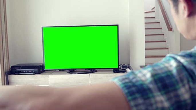 男子观看电视绿屏电视绿屏绿幕客厅看电视居