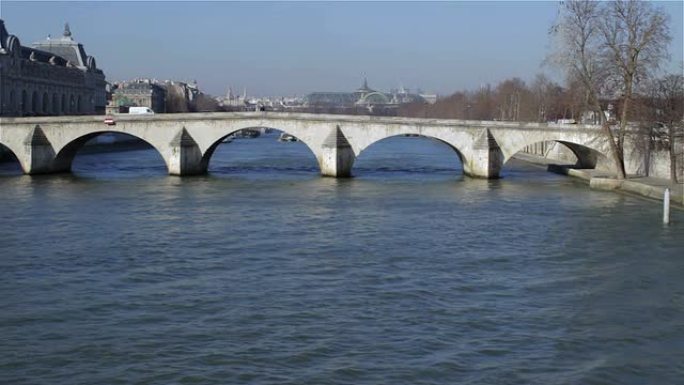 法国巴黎的大桥，远射。