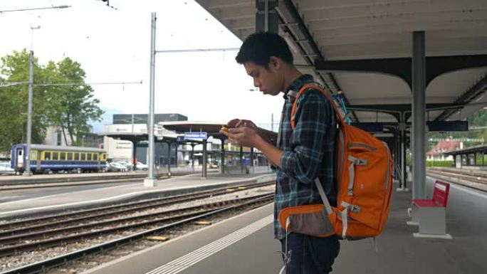 男子在火车站使用智能手机