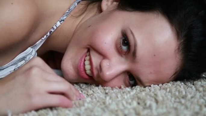 白色地毯上的性感女人