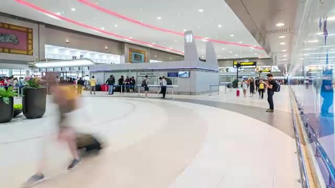 4k延时: 旅客在机场出发登机大厅拥挤
