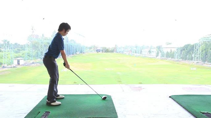 高尔夫球手开球练习和训练