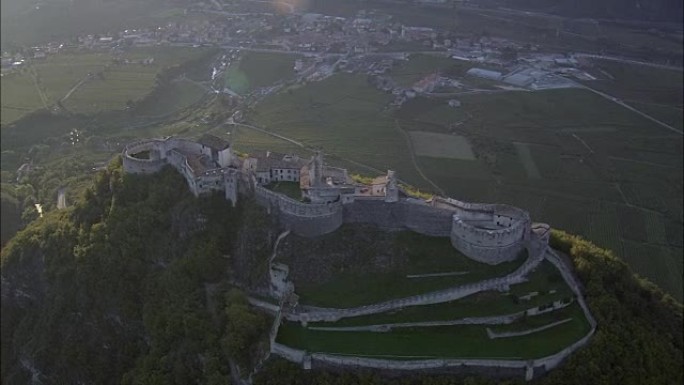 飞行环绕贝塞诺城堡-鸟瞰图-特伦蒂诺-上阿迪杰，特伦托，贝塞内洛，意大利
