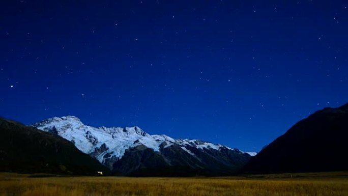 新西兰库克山国家公园雪峰山上的银河