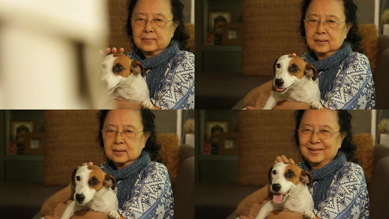 亚洲高级妇女坐在她的狗