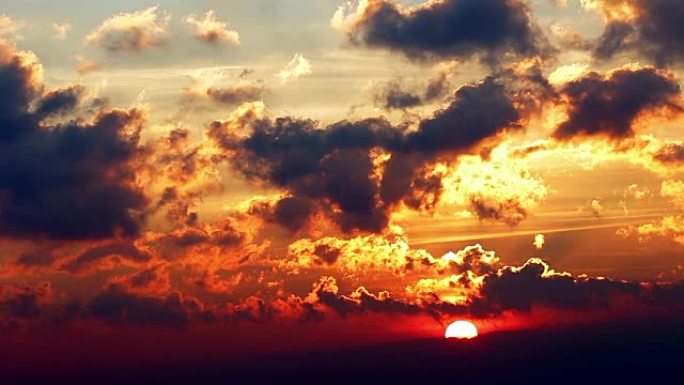 美丽的云景，有巨大的建筑云和日出突破云团。