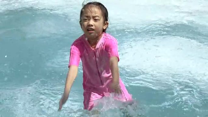 小女孩在游泳池玩水