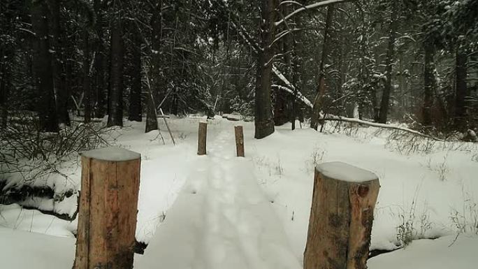 雪地桥上的脚印。