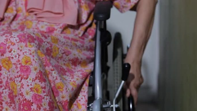 亚洲资深女性推轮椅