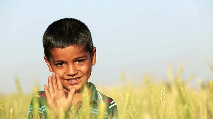 小男孩在大自然中挥手