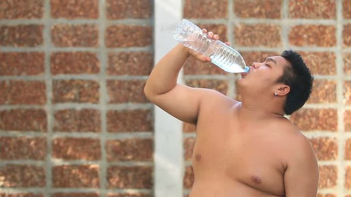 男孩口渴地喝水体育活动喝水饮用水补水健康