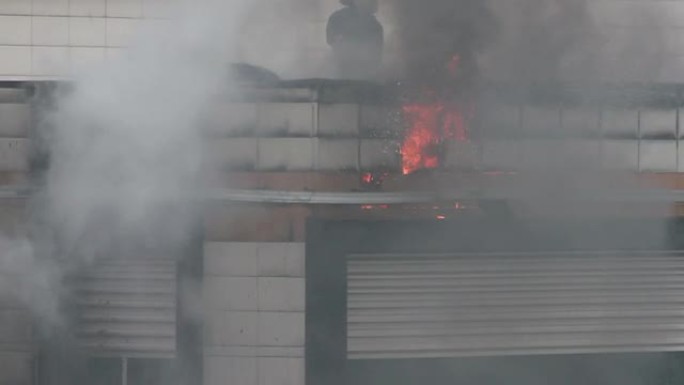 着火的建筑物消防员119浓烟
