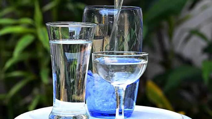 玻璃中的水倒入