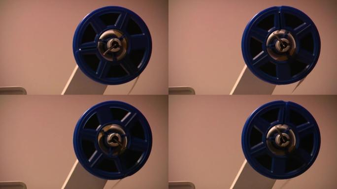 高清:小蓝装载8毫米电影放映机