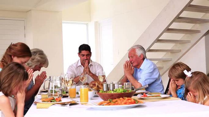 大家庭在晚餐前说恩典