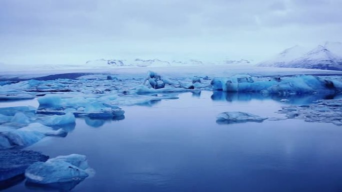 冰岛佐库索隆泻湖中的冰山