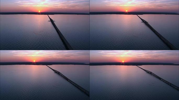 威廉·乌姆斯特德桥上空的日落-鸟瞰图-北卡罗来纳州，美国戴尔县