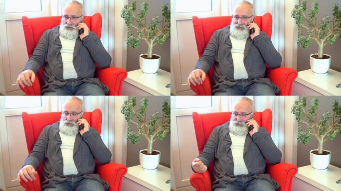 白胡子的成年老人讲智能手机