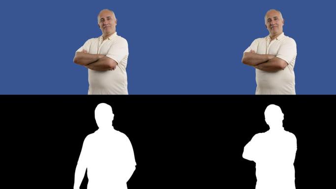 成年老人交叉双臂，面带微笑