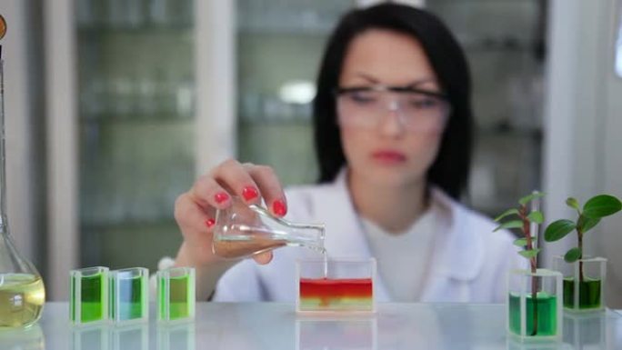 实验室的微生物学家负责液体制备