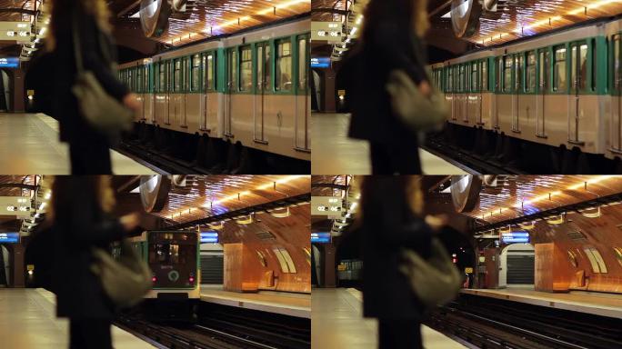 巴黎地铁站的女人巴黎地铁站的女人