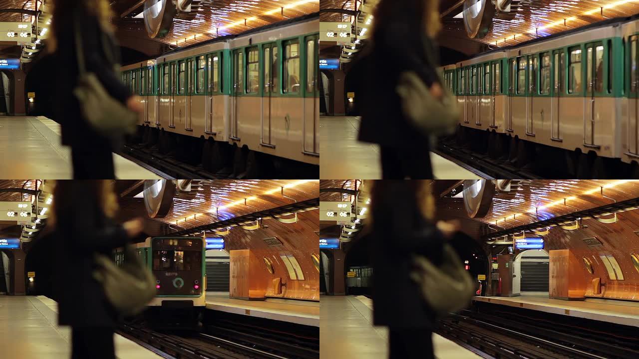 巴黎地铁站的女人巴黎地铁站的女人