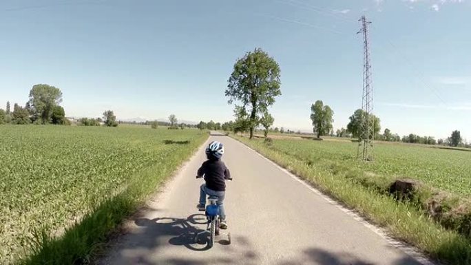 幼儿学习骑新自行车