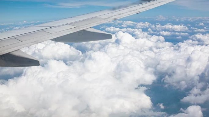 飞机机翼和美丽的云