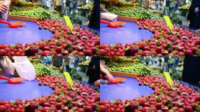 街头市场上卖草莓的摊位