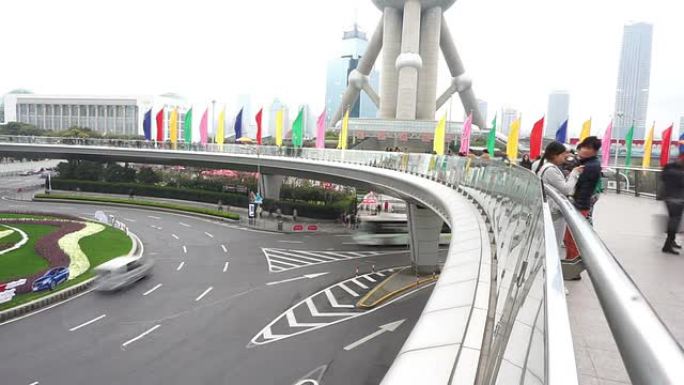 行人在行人天桥和繁忙的交通圈上行走，时间流逝。