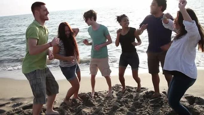 一群朋友在沙滩上跳舞
