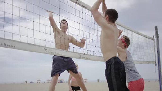 玩沙滩排球的朋友