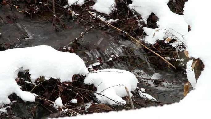 融雪中的流水流动河水冬季景色