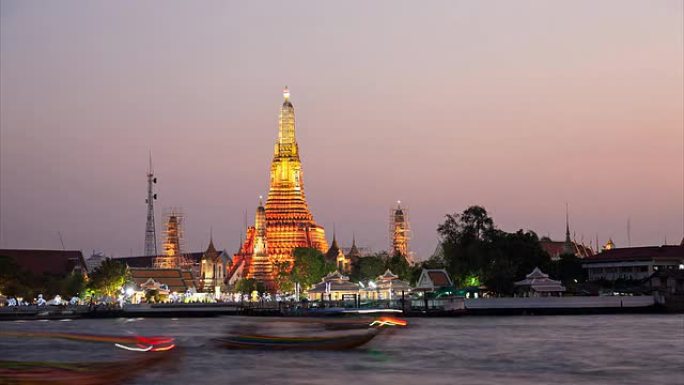 高清延时白天到晚上：Wat Arun傍晚到天黑。河上的船只交通