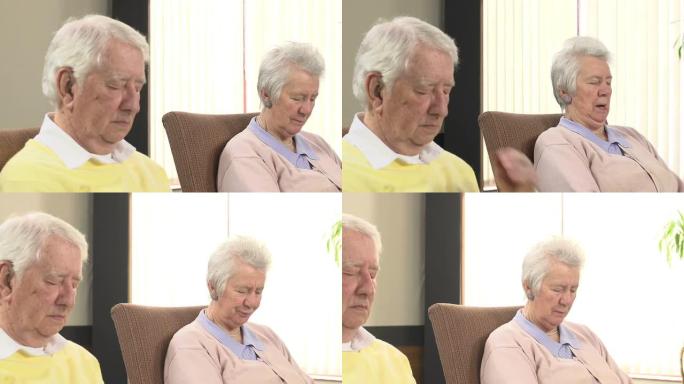 养老院-睡在扶手椅上的老年人